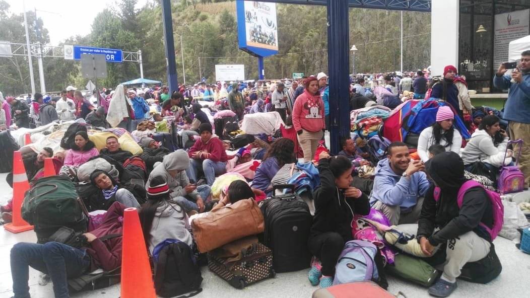 Masiva influencia de venezolanos en puente de Rumichaca