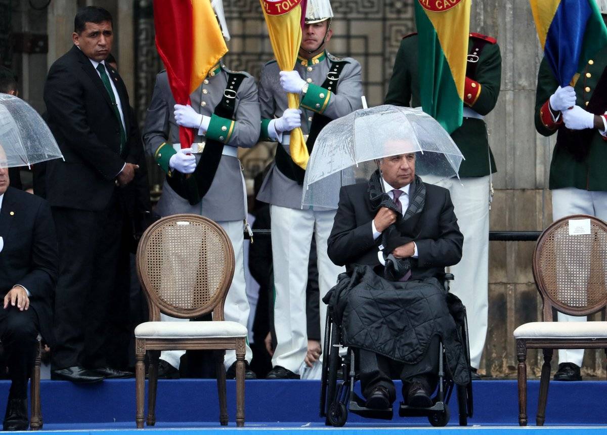 El presideNTE Lenín Moreno, se protege de la lluvia durante el discurso del presidente colombiano, Iván Duque, en la ceremonia de investidura como nuevo jefe de Estado