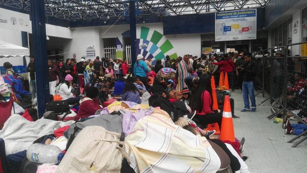 Migrantes, en su mayoría venezolanos, tratan de ingresar a Ecuador por el puente e Rumichaca.