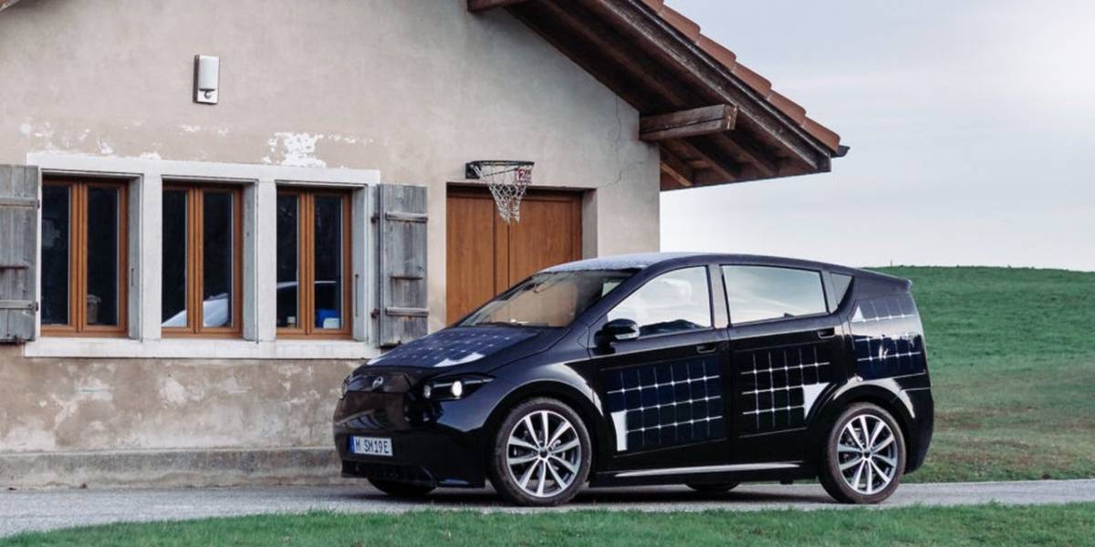 Una startup alemana desarrolló un coche solar que se carga mientras se conduce