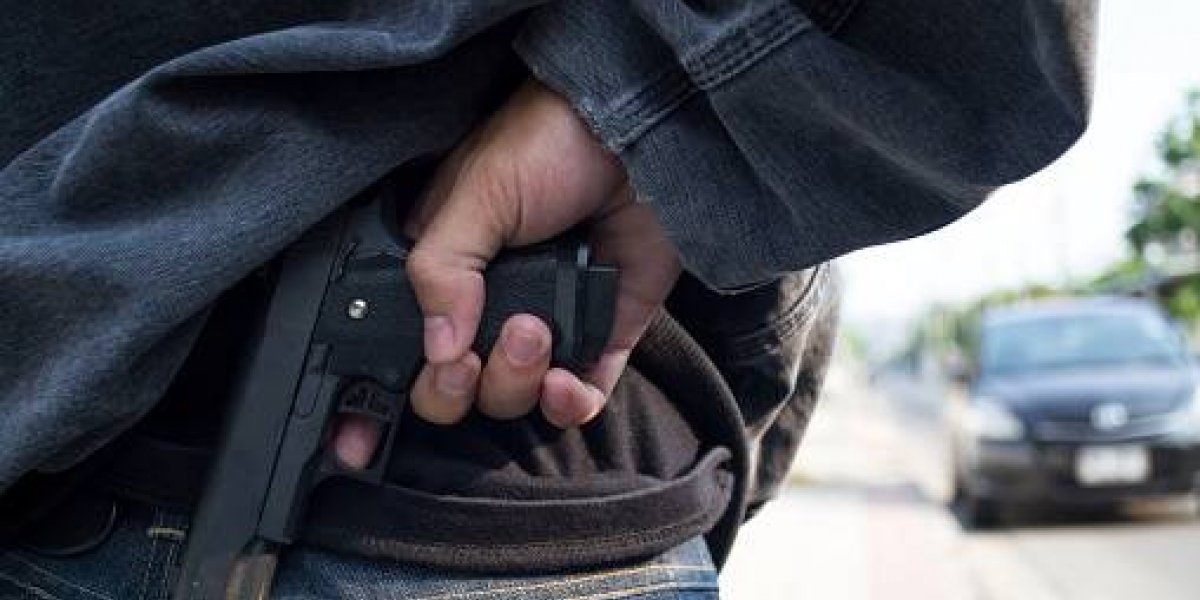 Mujer se niega a darle teléfono; la ataca y le rompe auto