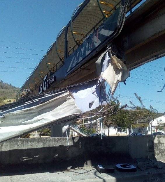 Agente de la ATM resultó herida tras desplome de una valla publicitaria