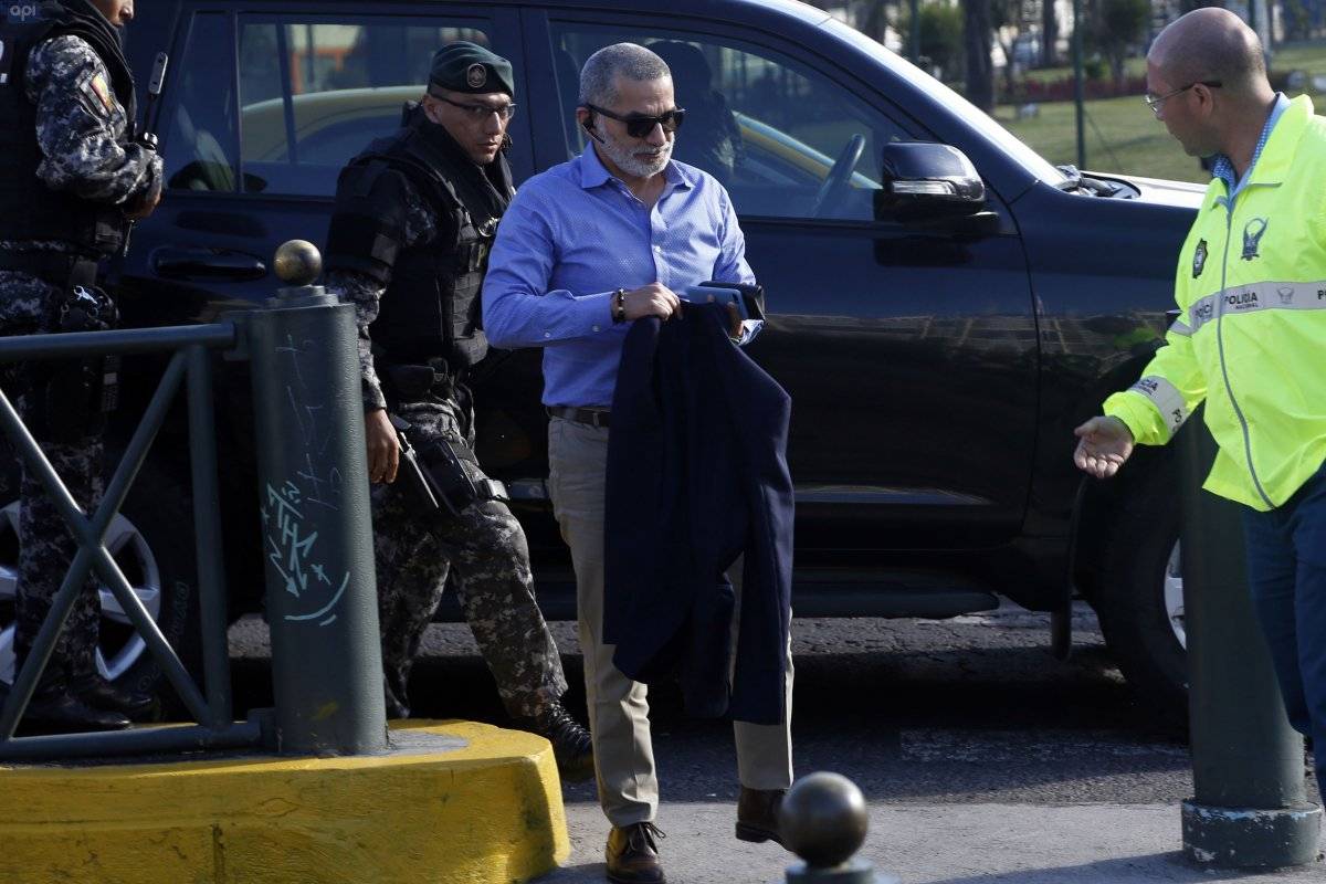 Fernando Alvarado llegó escoltado por policías a la fiscalía para rendir su versión voluntaria