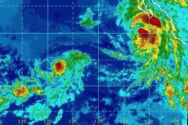 Huracán John sigue su camino por costa occidental de México
