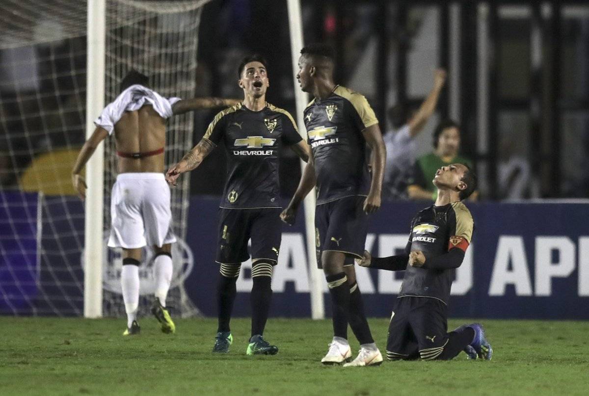Los jugadores de LDU celebran la clasificación hoy, tras un partido de la Copa Sudamericana entre el Vasco da Gama y el LDU Quito, en el estadio de Sao Januário, en Río de Janeiro