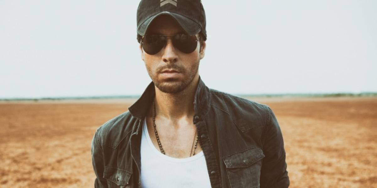 Enrique Iglesias en la polémica video lo muestra tocándole el trasero a corista en pleno show