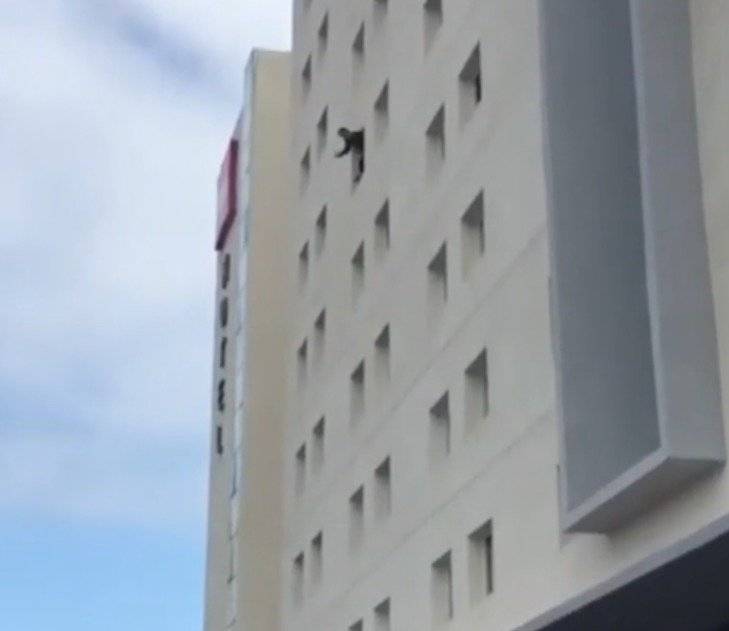 Ecuatoriano murió tras saltar de la ventana de un hotel en Chile