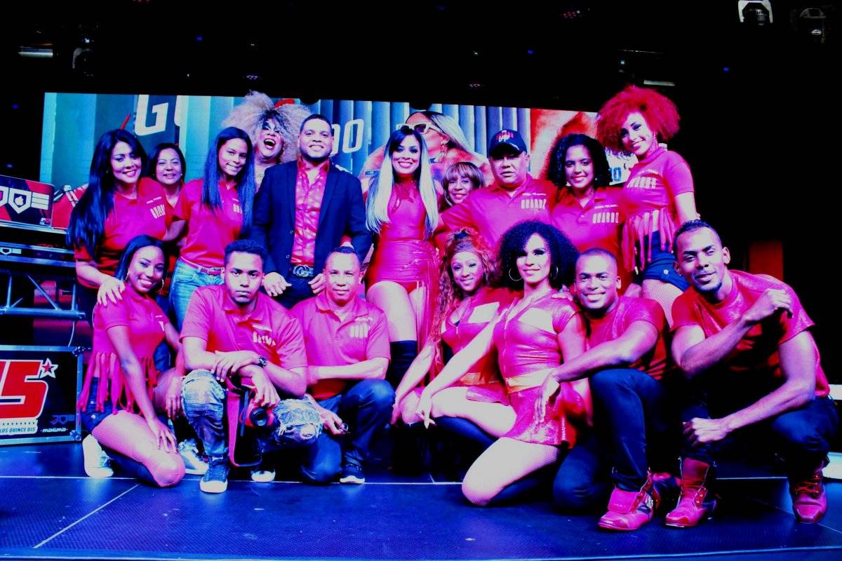 Marcel y los bailarines que le acompañaron en su actuación. Elvys Joe