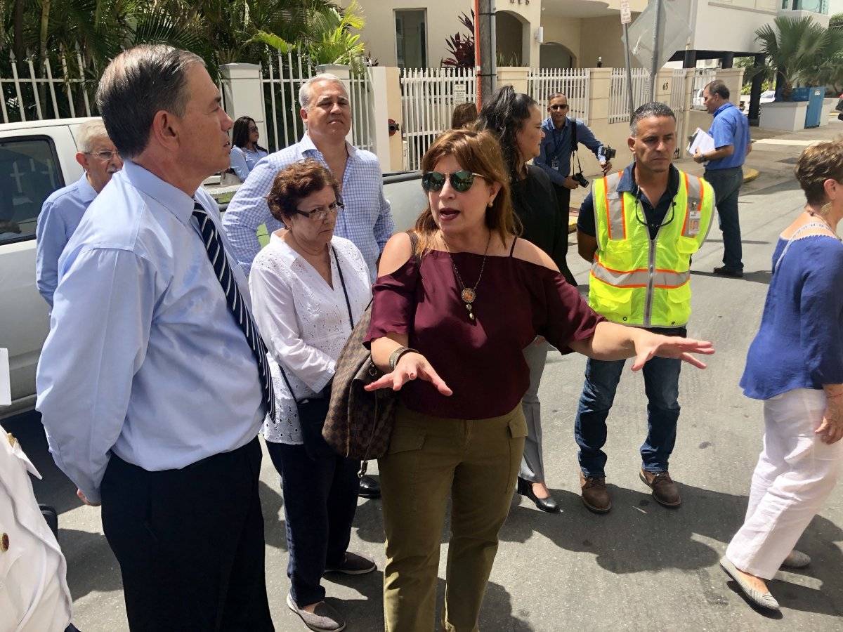 En la foto, el senador Henry Neumann y la líder comunitaria Lizie Rosso, durante la vista ocular en la zona de Condado en San Juan. / Foto: David Cordero Mercado