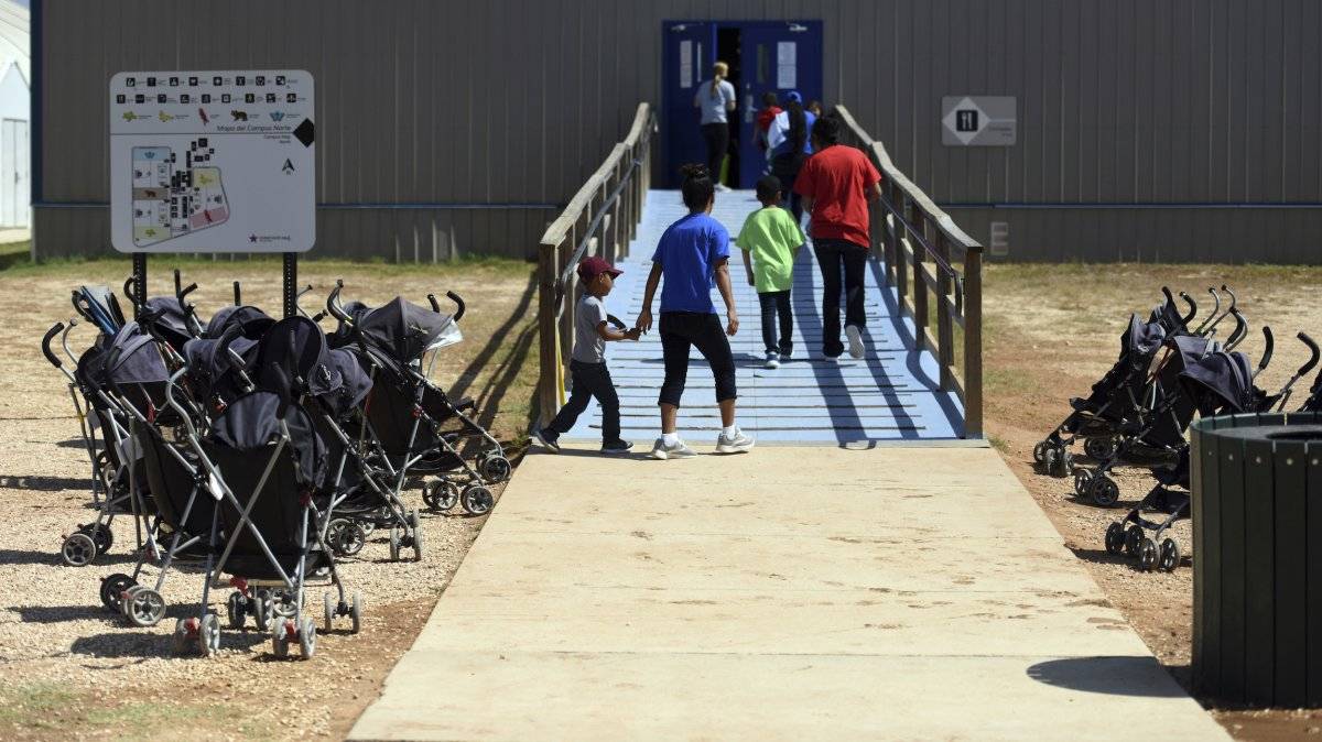 Esta del 9 de agosto del 2018 suministrada por el ICE, muestra a familias ingresando al Centro Residencial de Familias del Sur de Texas en Dilley, Texas. (Charles Reed/U.S. Immigration and Customs Enforcement via AP)