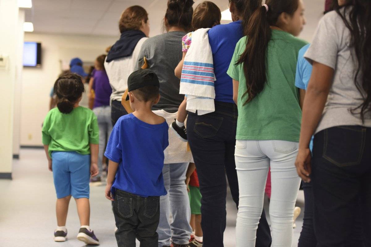 Mujeres con sus hijos hacen cola en el Centro Residencial de Familias del Sur de Texas en la localidad de Dilley. (Charles Reed/U.S. Immigration and Customs Enforcement via AP)