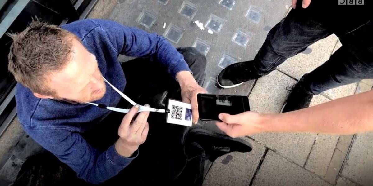 Personas sin hogar utilizan un sistema con códigos QR para recibir donaciones