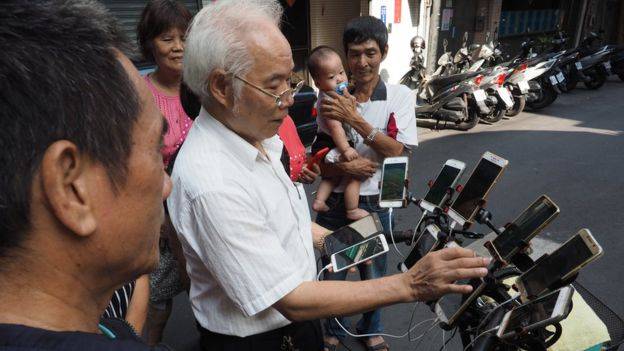 El profesor Oak existe y es este señor que juega Pokémon Go con 11 smartphones a la vez El profesor Oak existe y es este señor que juega Pokémon Go con 11 smartphones a la vez