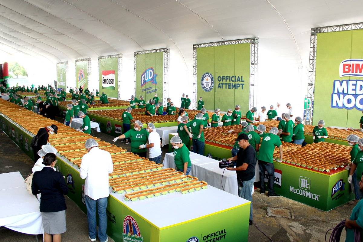 Rompen récord mundial de la fila de hot dogs más larga