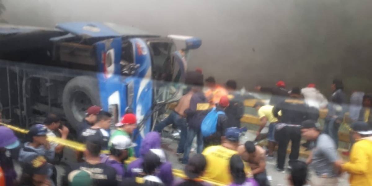 Muertos y heridos tras accidente de bus que trasladaba a hinchas de Barcelona SC