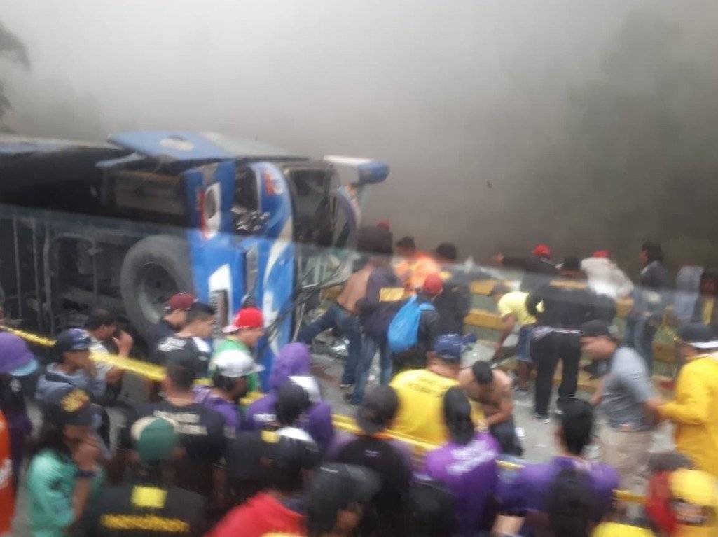 Al menos 10 muertos deja accidente de autobús en Ecuador Al menos 10 muertos deja accidente de autobús en Ecuador