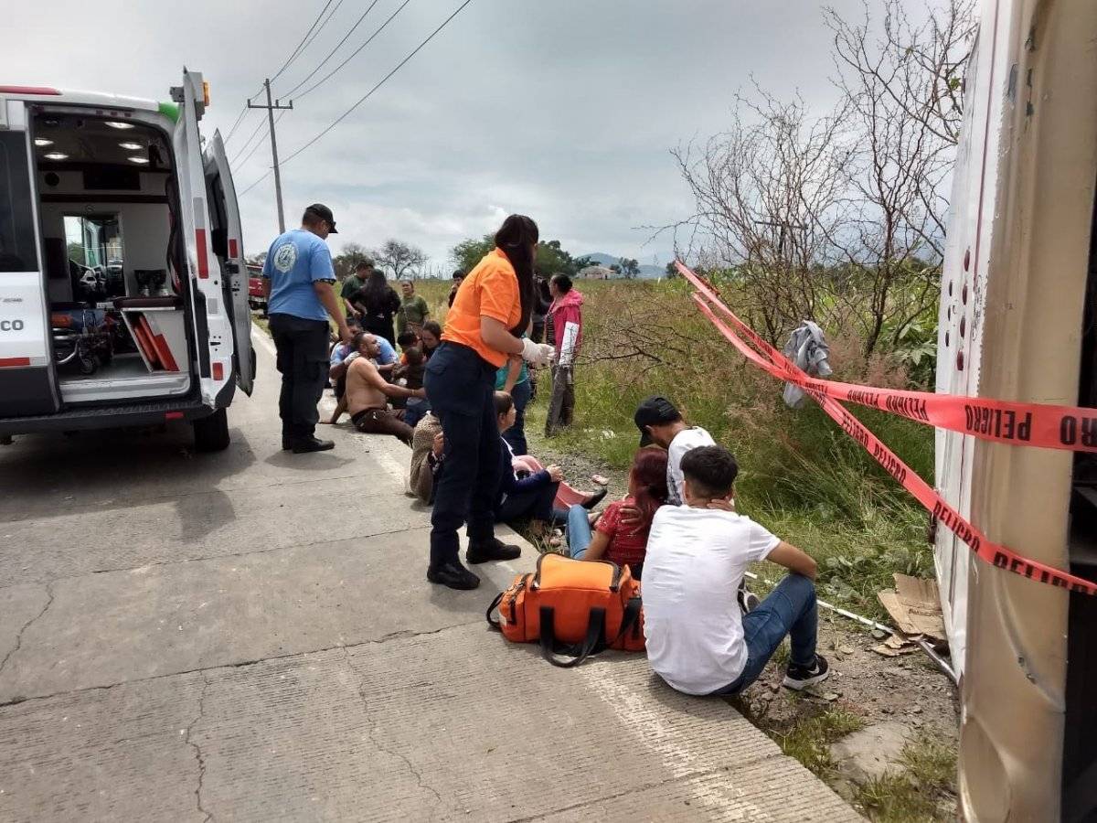 Volcadura de camión deja 20 lesionados en Tlajomulco