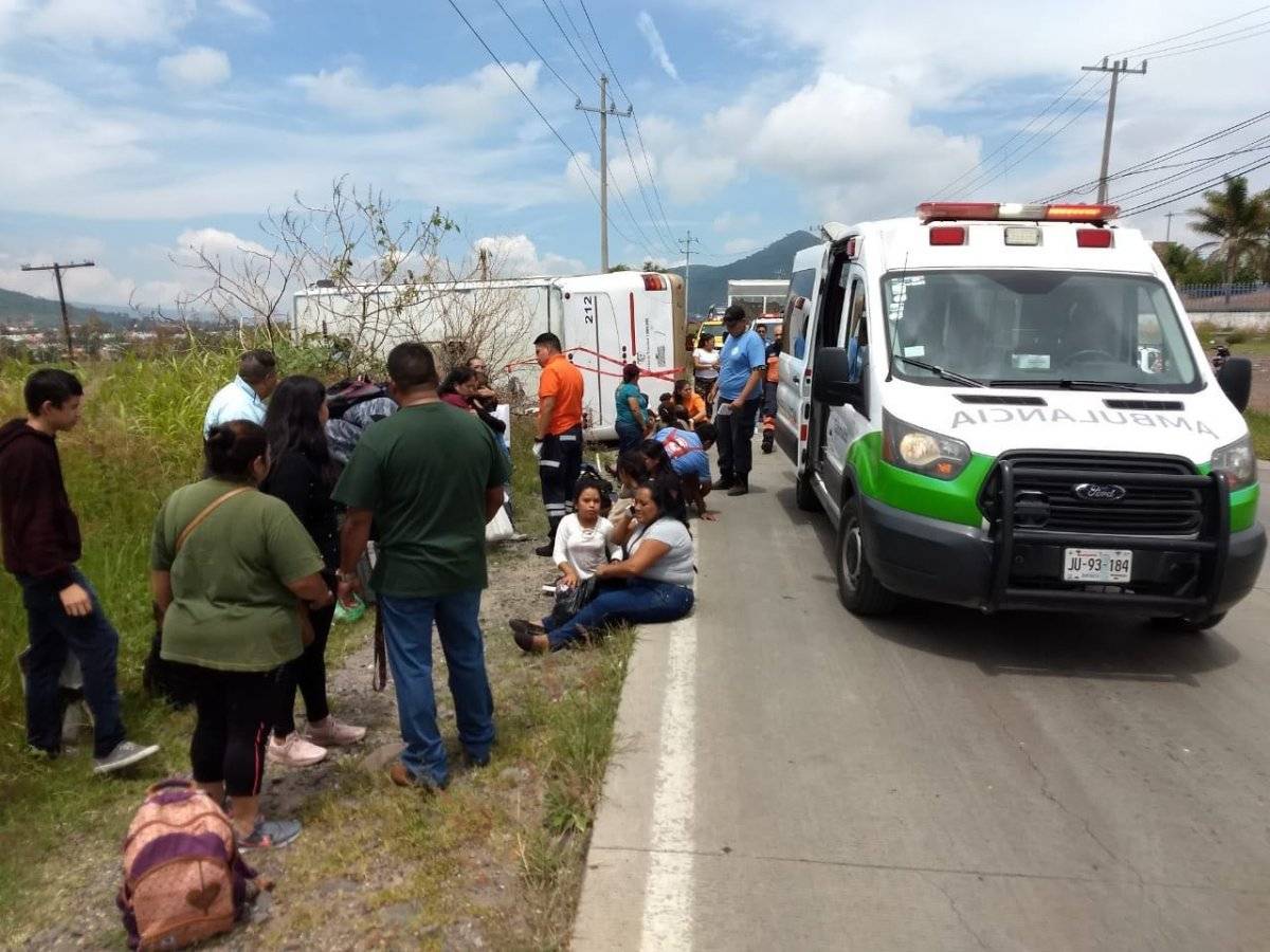 Volcadura de camión deja 20 lesionados en Tlajomulco