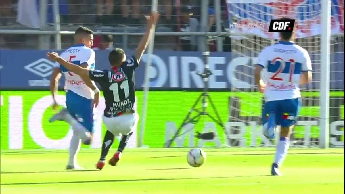 Ribery Muñoz cae aparatosamente tras un leve contacto con Branco Ampuero / Foto: Captura CDF