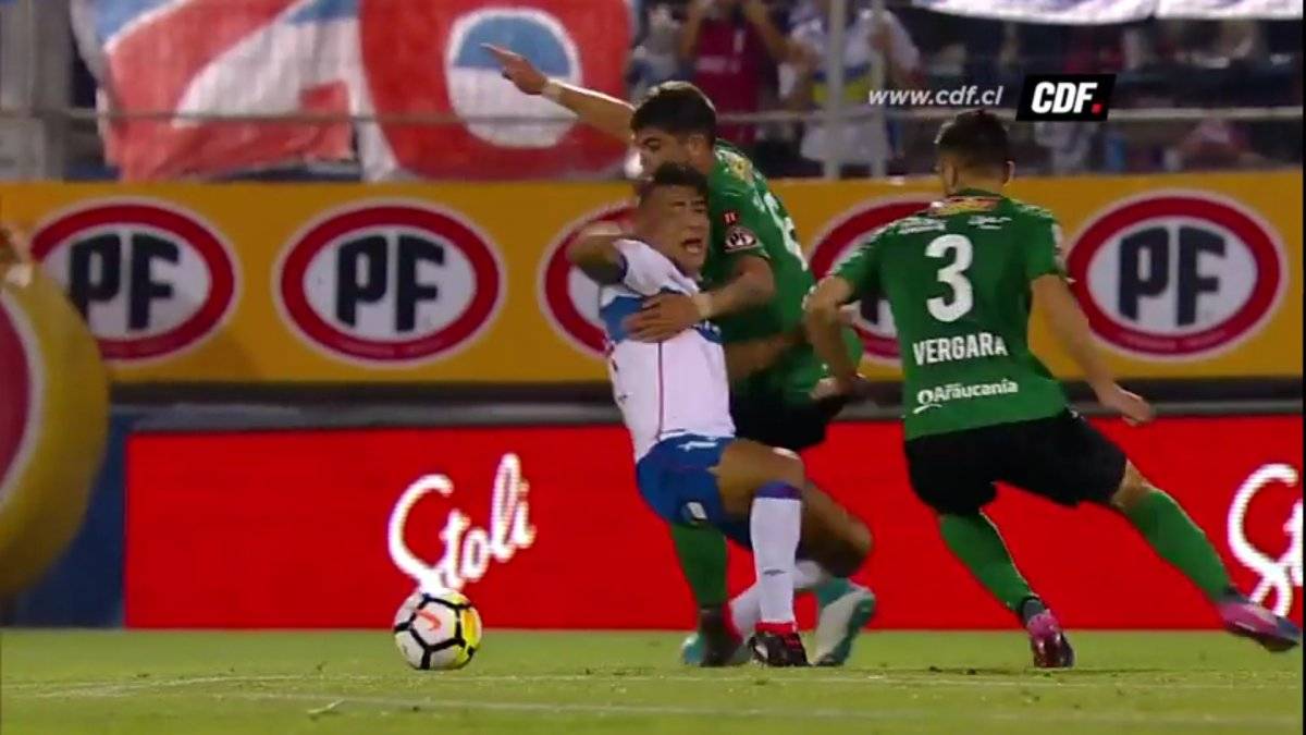 David Llanos cae ante un leve contacto con Luis Casanova / Foto: Captura CDF