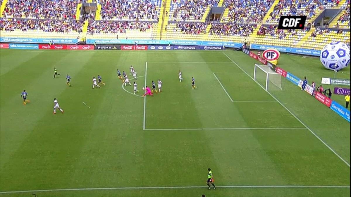 Matías Dituro tomando el balón con sus manos fuera del área en Sausalito / Foto: Captura CDF