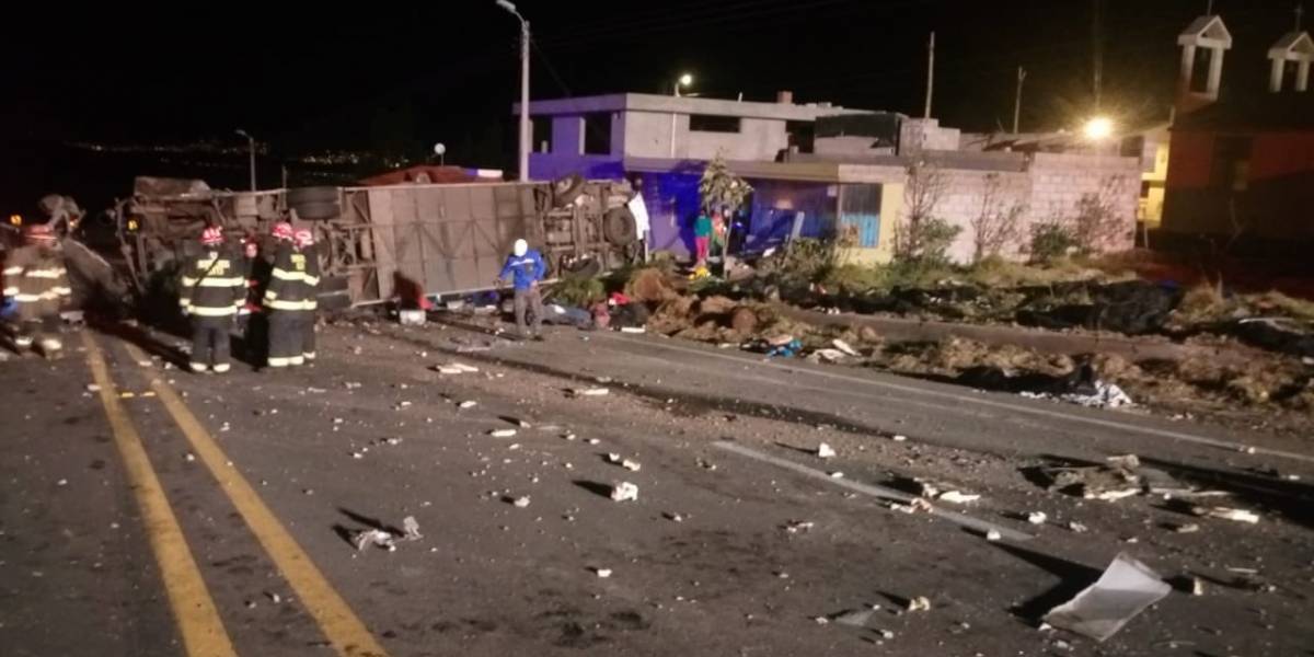 Atención! Veintitrés muertos en un accidente de un bus colombiano en Ecuador