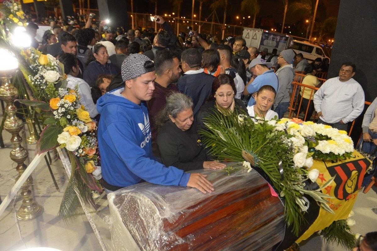 Una caravana salió desde Cuenco con los féretros de los hinchas de BSC