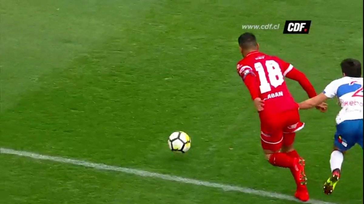 Raimundo Rebolledo jala levemente a Gonzalo Abán del pantalón. El delantero calerano se dejó caer / Foto: Captura CDF