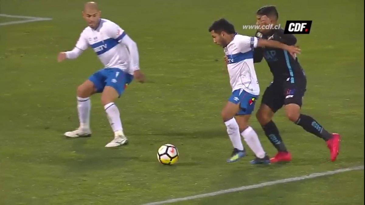 Diego Rojas se deja caer tras sentir el contacto del brazo derecho de Juan Pablo Miño / Foto: Captura CDF