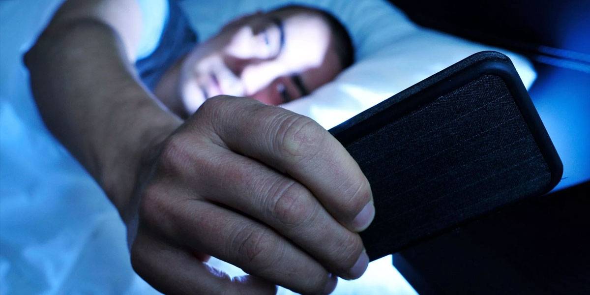 La luz de tu smartphone te está dejando ciego, revela estudio