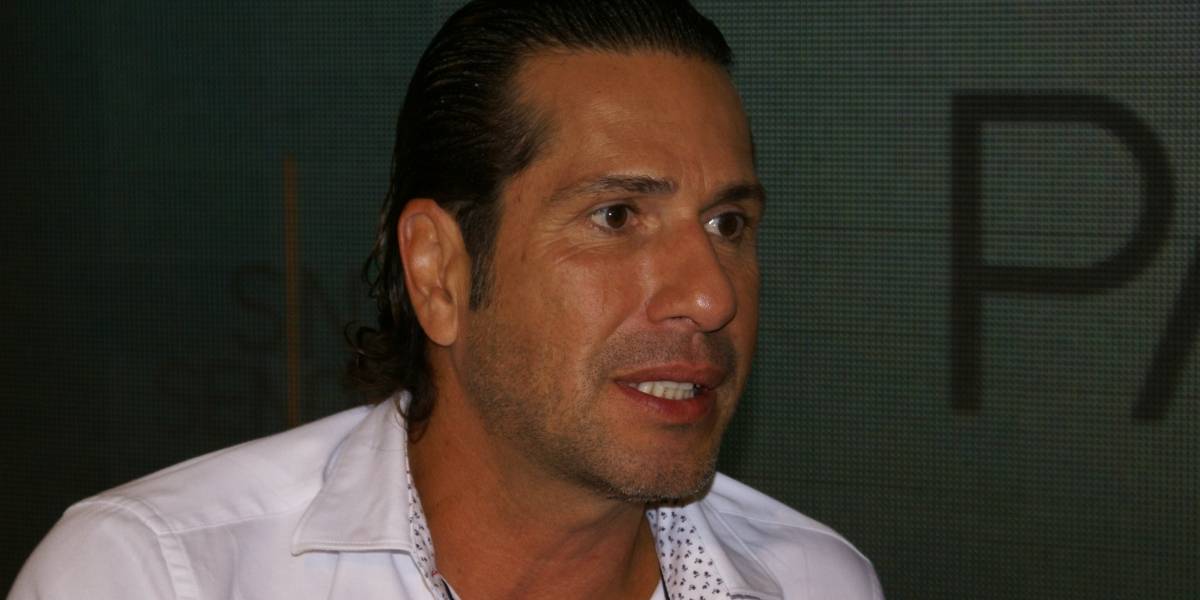 El Titi reacciona al compromiso de Carmen Villalobos