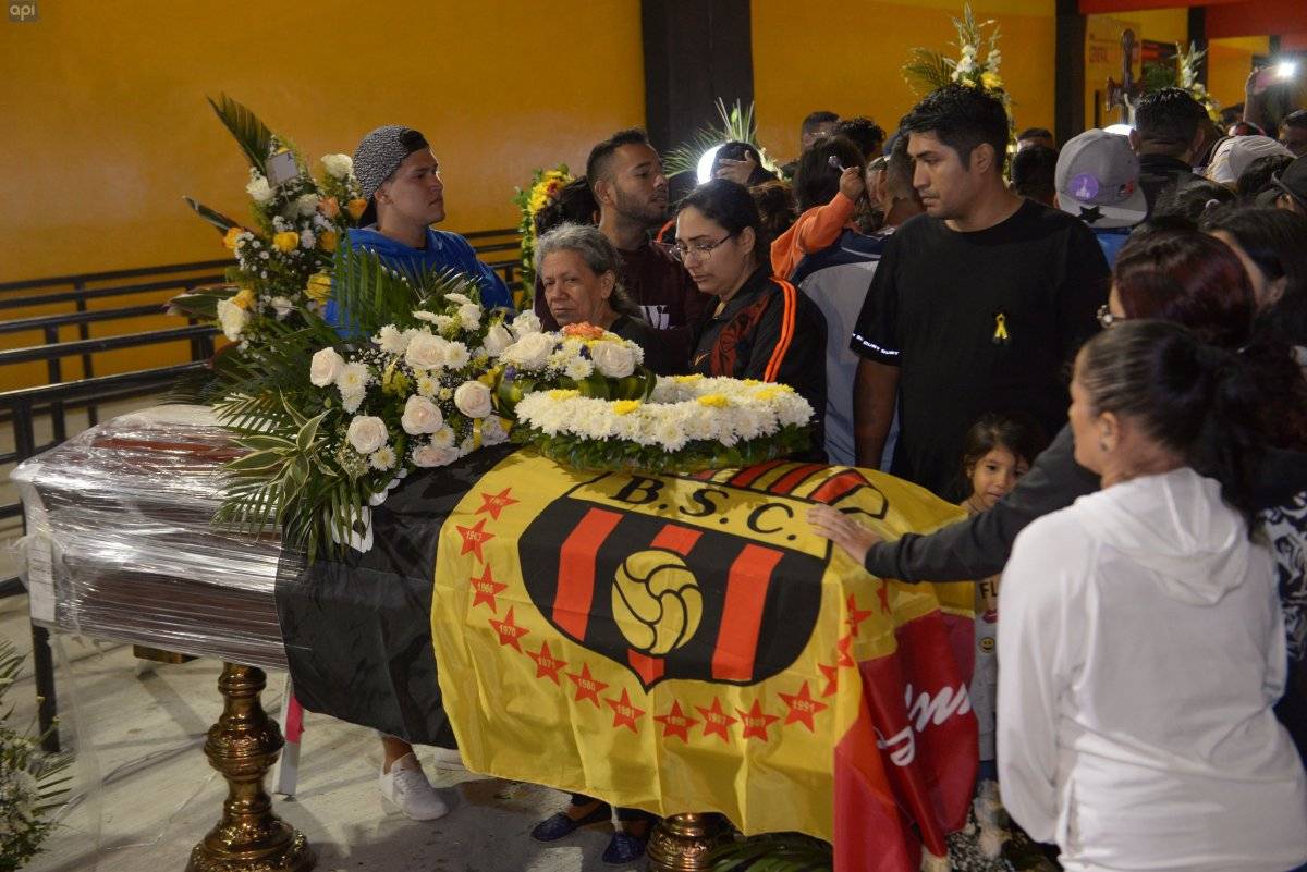 Alcaldía de Guayaquil pone a disposición bóvedas de cementerios municipales para hinchas de Barcelona SC