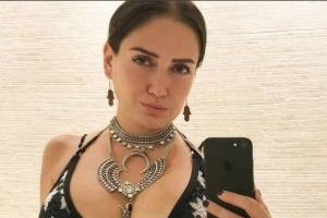 Fotos del busto de Celia Lora desatan controversia entre sus seguidores