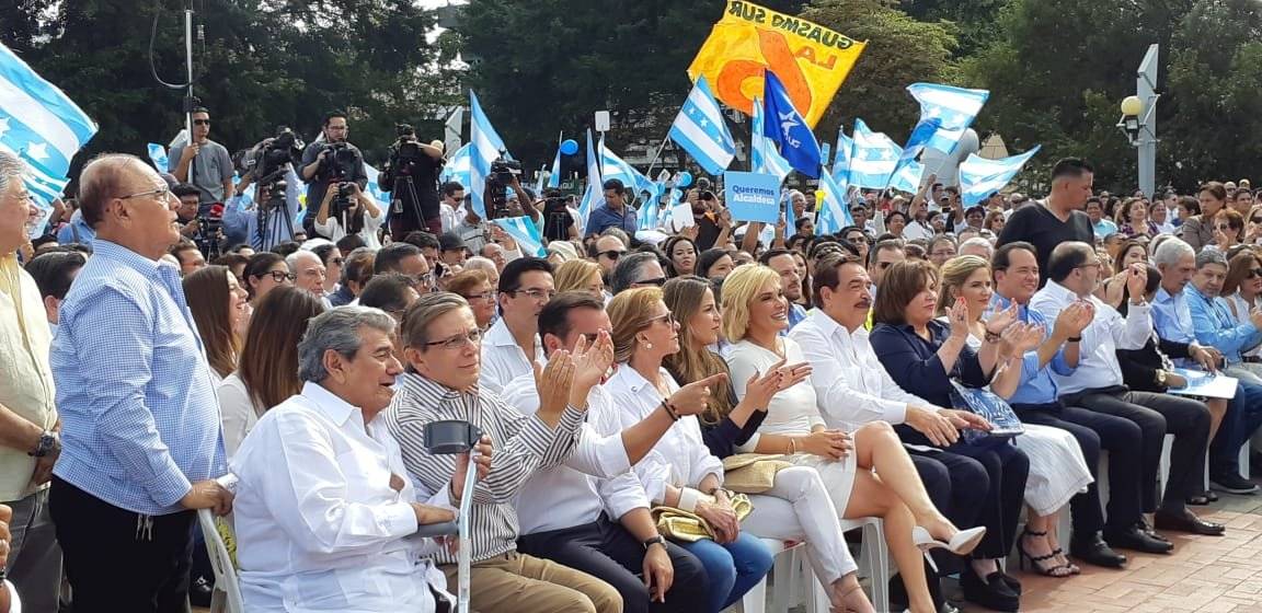 Cynthia Viteri oficializó su candidatura para Alcaldía de Guayaquil, en la Plaza de los Donantes del Malecón 2000