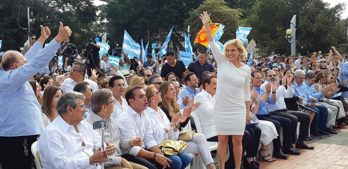 Cynthia Viteri oficializó su candidatura para Alcaldía de Guayaquil, en la Plaza de los Donantes del Malecón 2000