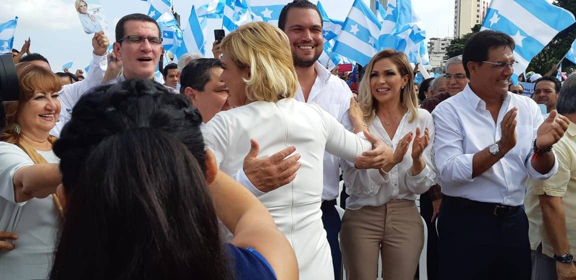 Cynthia Viteri oficializó su candidatura para Alcaldía de Guayaquil, en la Plaza de los Donantes del Malecón 2000