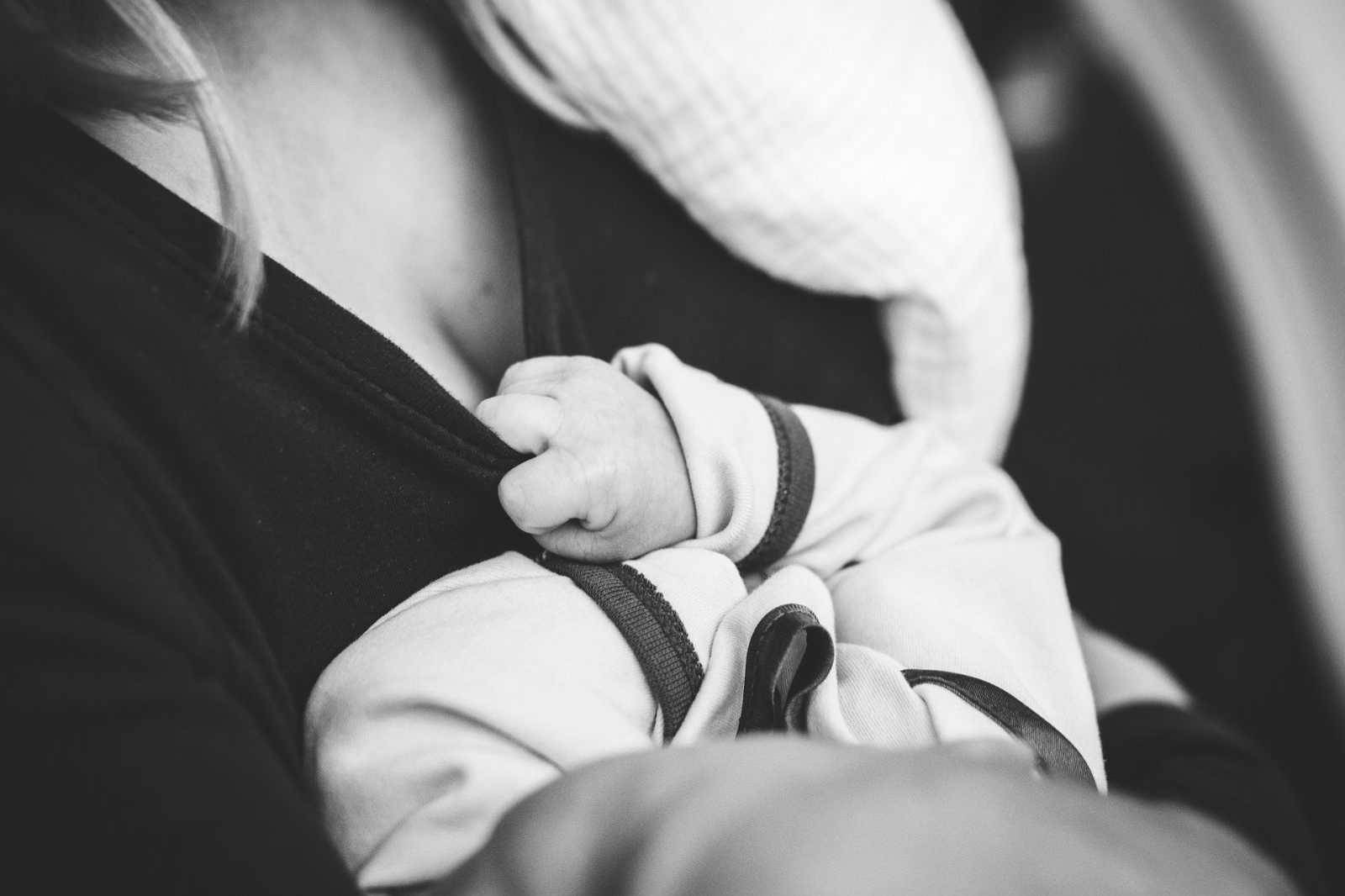 conmovedor policía amamantar bebe policia amamanta bebe