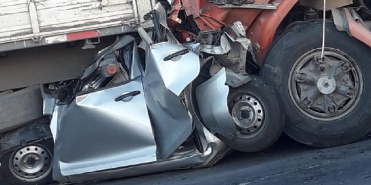 Choque en Los Andes: Auto quedó aplastado entre dos camiones