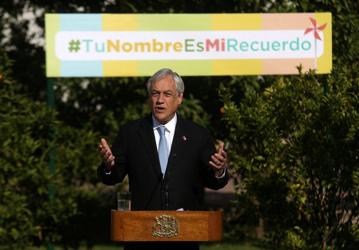 Piñera firmó proyecto "Tu nombre es mi recuerdo"