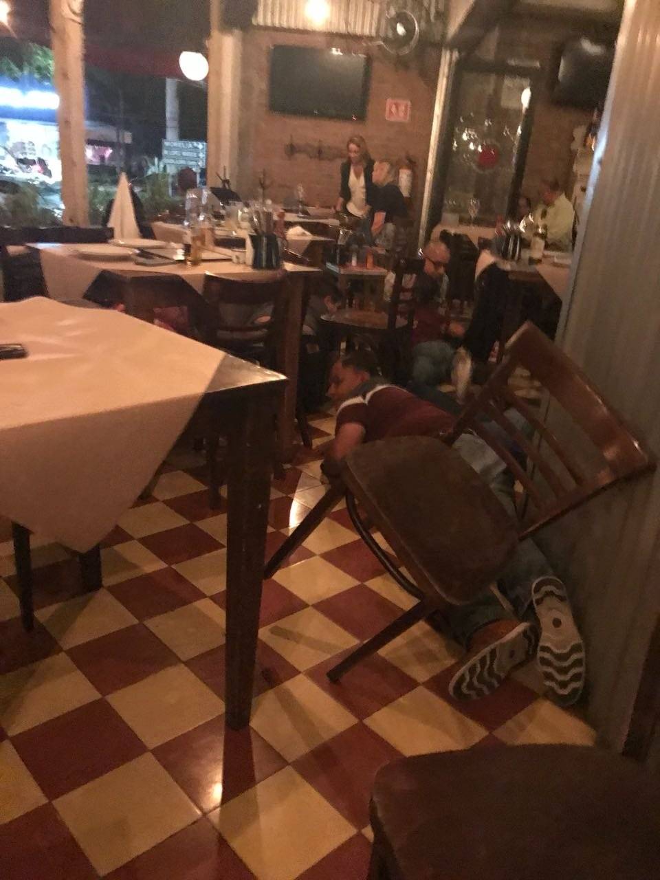 Balacera en centro comercial tapatío, un muerto y tres heridos
