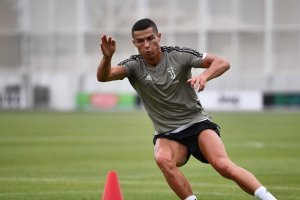 https://www.publinews.gt/gt/deportes/2018/08/17/cristiano-ronaldo-canta-una-silla-la-novatada-la-juventus.html