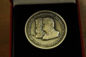 El rostro de Jimmy Morales aparece en una moneda de Israel
