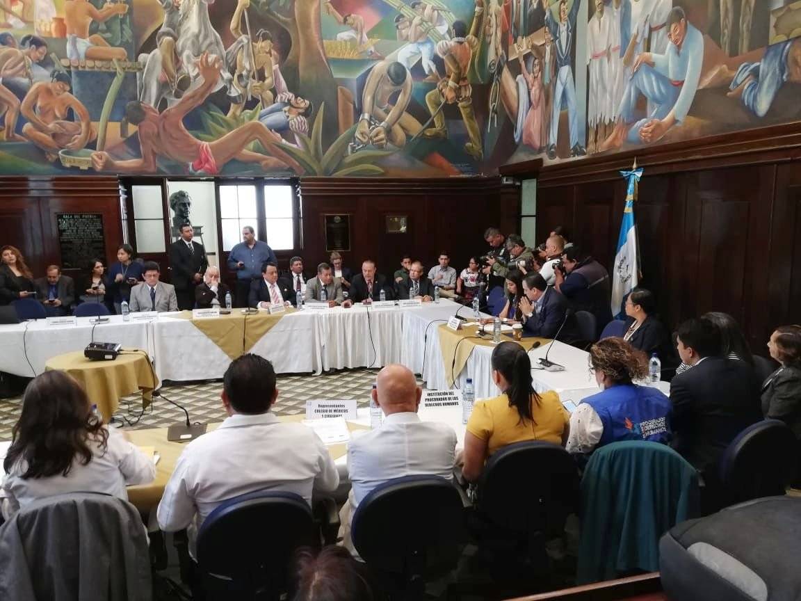 reunión en el Congreso por petición de médicos para incremento salarial