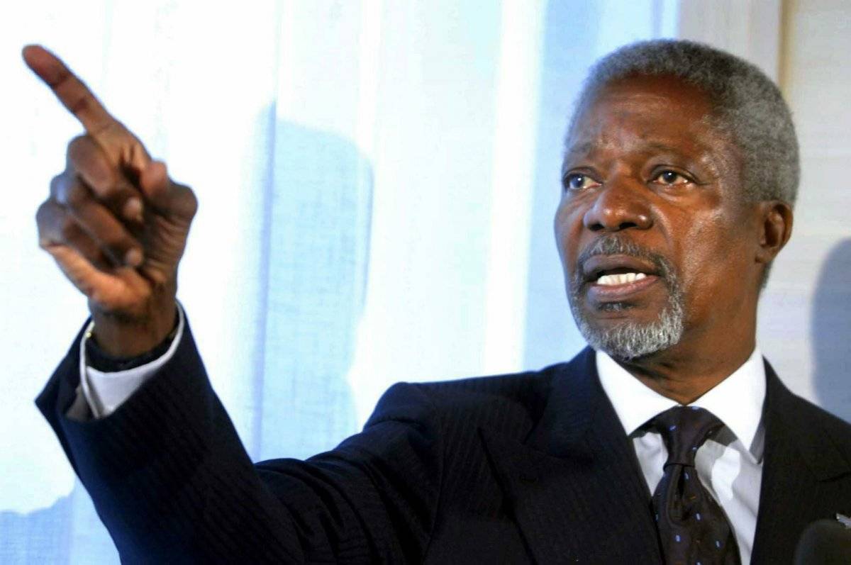 Kofi Annan, hace una observación durante una conferencia de prensa improvisada en el aeropuerto internacional de Estocolmo, Suecia, el 20 de agosto de 2003 (reeditada el 18 de agosto de 2018).