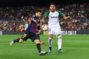 Con cinco minutos de Vidal, Barcelona derrotó al duro Alavés de Maripán en su estreno en la Liga