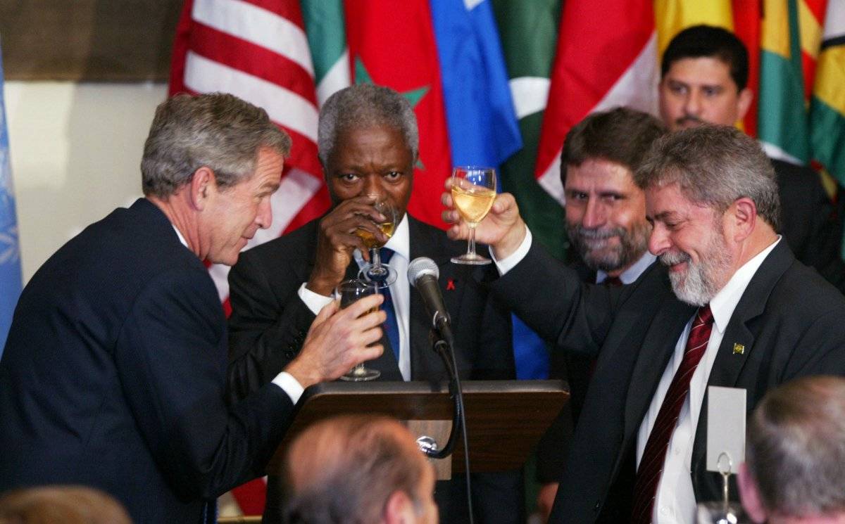 Koni Annan; George W. Bush, presidente de Estados Unidos y Luiz Inácio Lula da Silva, presidente de Brasil, brindan durante una reunión en la ONU celebrada en septiembre de 2003