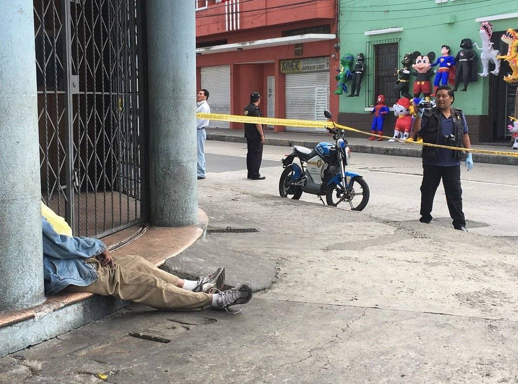 Curiosos observan a la víctima.