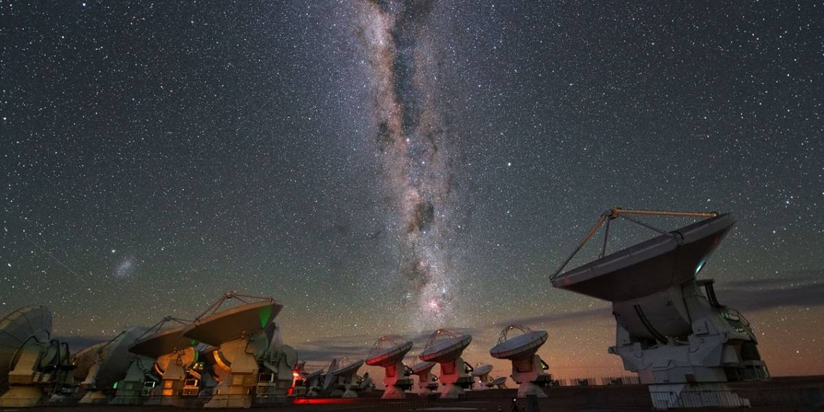 ALMA descubre chorros de vapor de agua caliente saliendo de una estrella recién formada