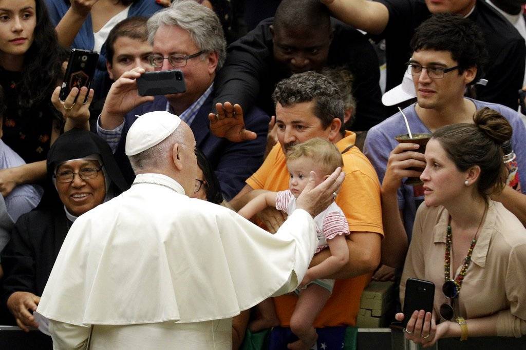 En una carta publicada este lunes, Francisco afirmó que " nunca será suficiente lo que se haga para pedir perdón y buscar reparar el daño causado" por los abusos a menores por parte del clero en Pennsylvania.