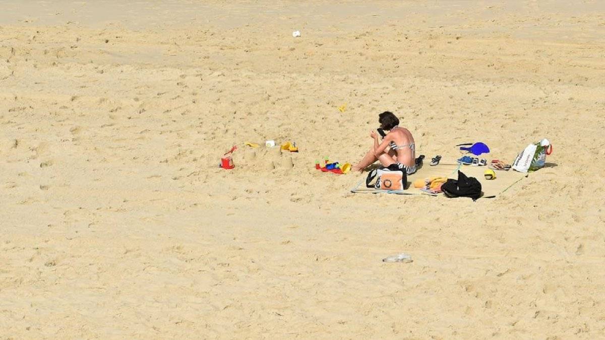 Mujer celular playa